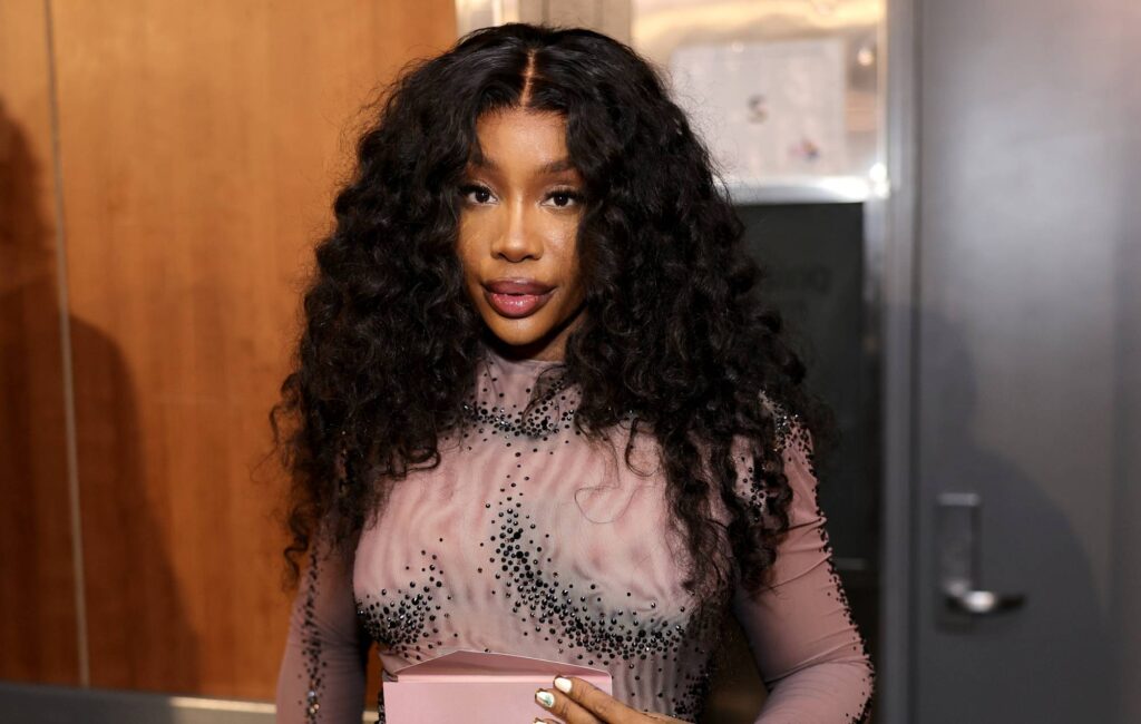 sza-teases-making-two-albums-of-“peaceful-children’s-music”-to-fulfil-contract-requirements