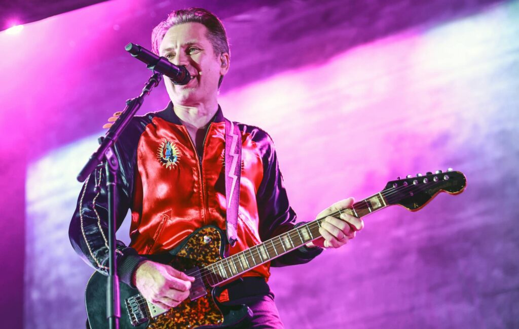 watch-franz-ferdinand-play-‘bar-lonely’-on-tv-for-the-first-time