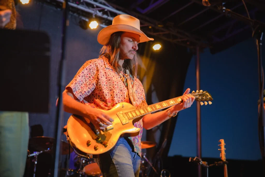 watch:-duane-betts-joins-pink-talking-fish-for-“possum”-and-“while-my-guitar-gently-weeps”-at-beatles-tribute-show