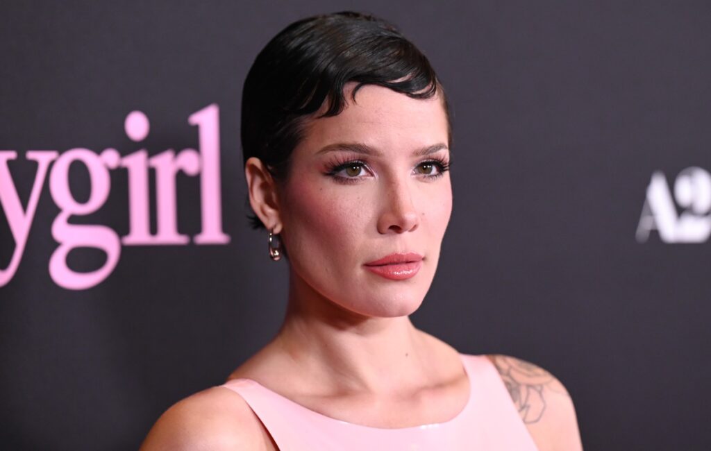 halsey-reveals-she-used-to-book-hardcore-and-metal-gigs-before-fame:-“i-super-fuck-with-hardcore”