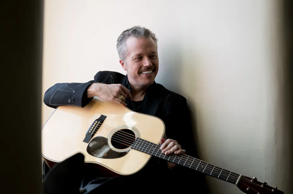 listen:-jason-isbell-previews-first-solo-acoustic-album-‘foxes-in-the-snow’-with-“bury-me”