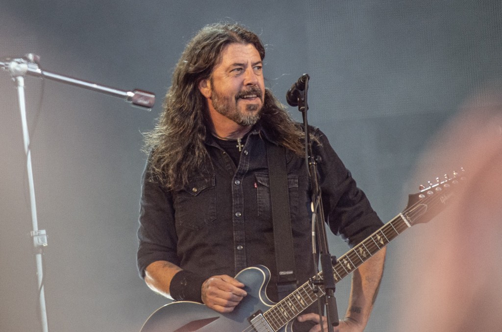 dave-grohl-helps-serve-meals-to-la.-wildfire-victims-on-56th birthday