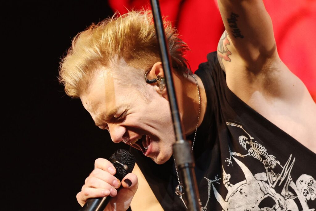 sum-41’s-deryck-whibley-+-his-former-manager-are-suing-each-other