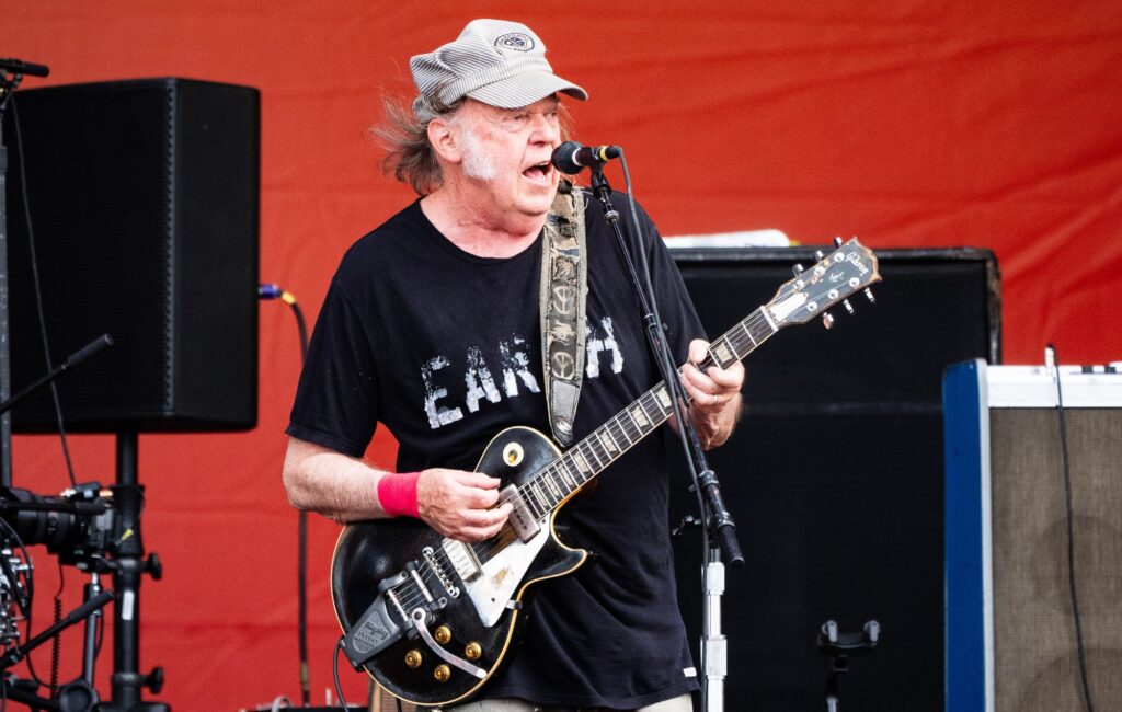 get-ready,-glastonbury:-here’s-neil-young’s-new-song-‘big-change-is-coming’-–-his-first-with-the-chrome-hearts 