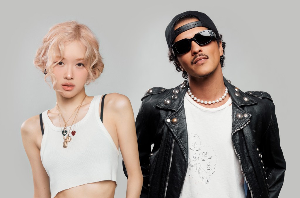 rose-&-bruno-mars’-‘apt.’-becomes-the-sole-highest-charting-k-pop-hit-ever-on-pop-airplay chart