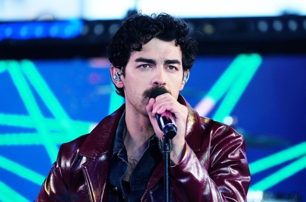 joe-jonas-dressed-up-in-drag-on-tiktok-and-fans-are-losing it