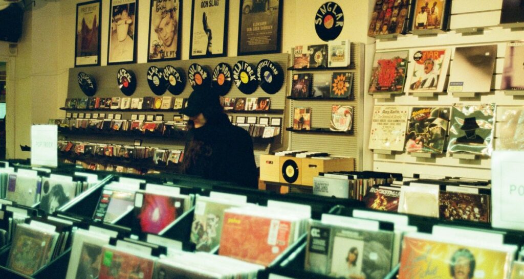 are-vinyl-sales-suddenly-declining-in-the-us.?-luminate-2024-report-raises-questions-about-the-comeback-and-indie-retail-methodology