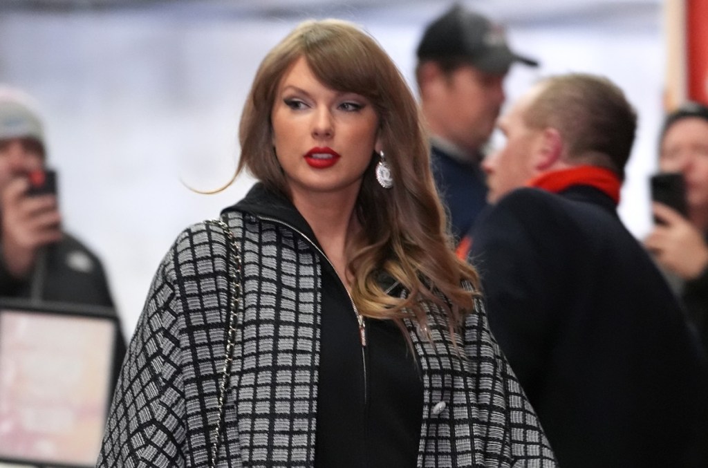 taylor-swift-brings-the-heat-to-chiefs-texans-playoff-game-in-chilly-kansas city