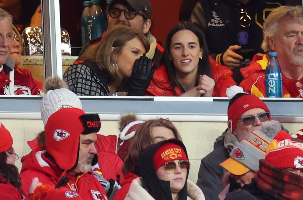 taylor-swift-and-caitlin-clark-share-hugs,-high-fives-at-chiefs game