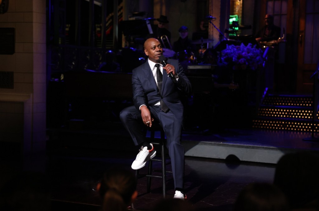 dave-chappelle-roasts-diddy’s-freak-off-parties-in-hilarious-‘snl’-monologue: watch