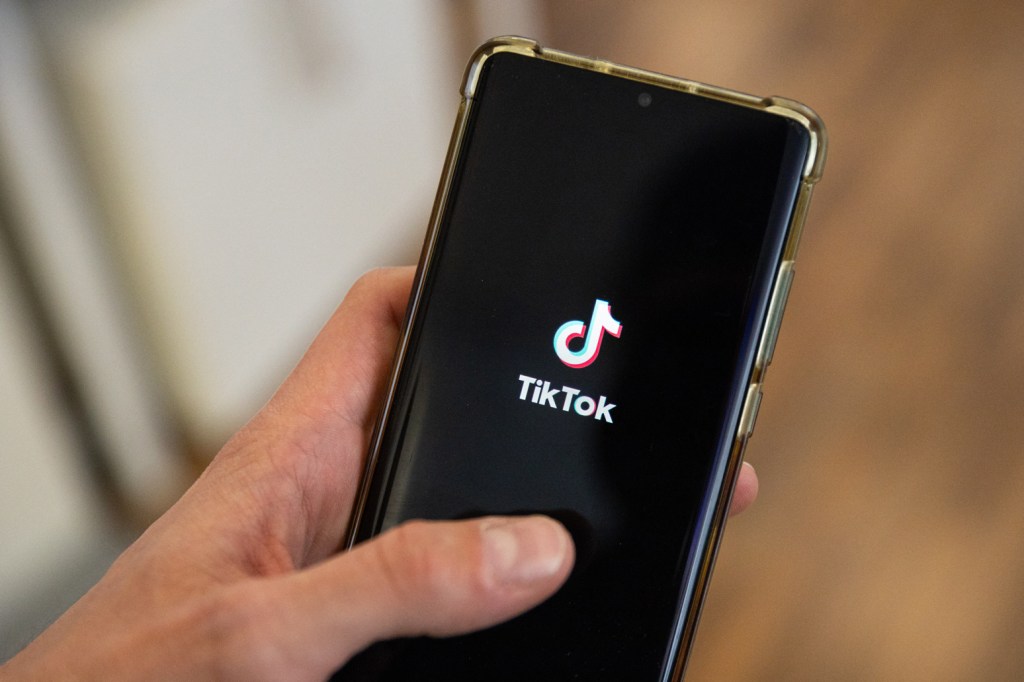 tiktok-says-it’s-restoring-service-to-us.-users-following-trump’s-pledged-executive order