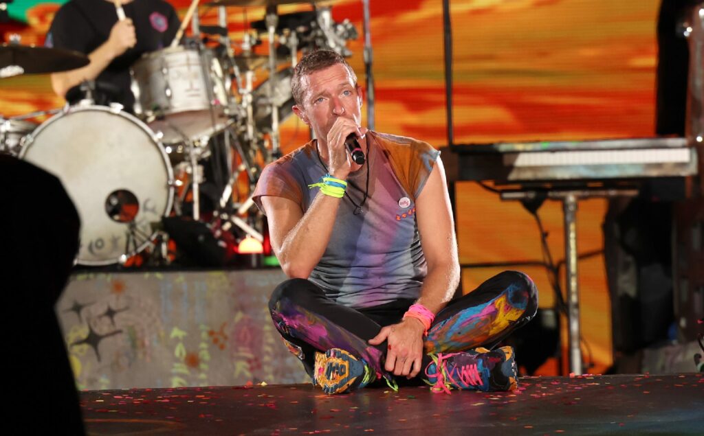 chris-martin-thanks-coldplay-fans-in-mumbai-for-‘forgiving’-british-colonialism