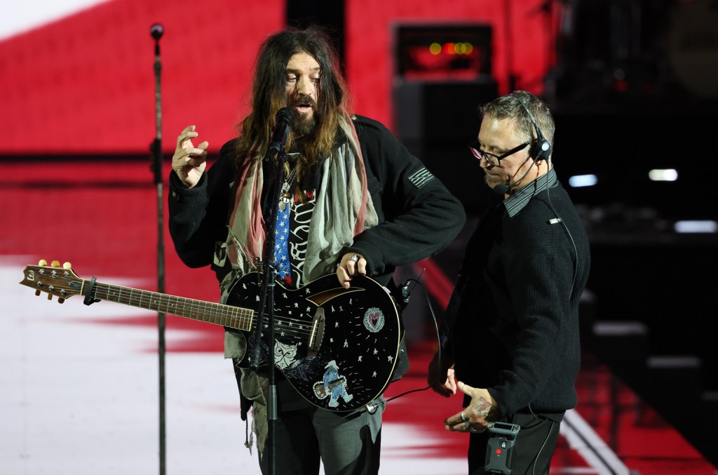 billy-ray-cyrus’-glitchy-cover-of-‘old-town-road’-at-trump’s-liberty-ball-had-him-asking-‘is-anyone-awake?’: watch