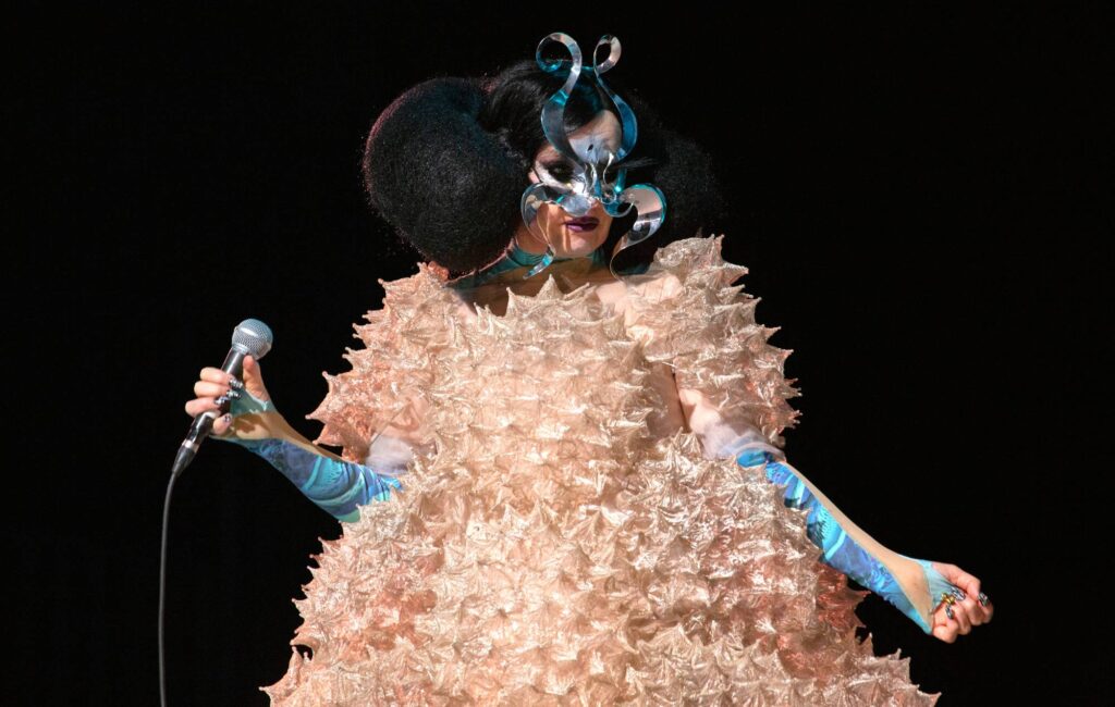 bjork-announces-livestream-of-‘cornucopia’-concert-film-this-week