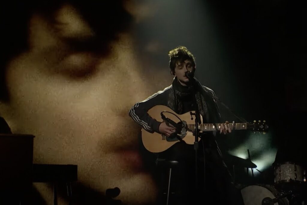 watch-timothee-chalamet-perform-bob-dylan-songs-on-‘snl’