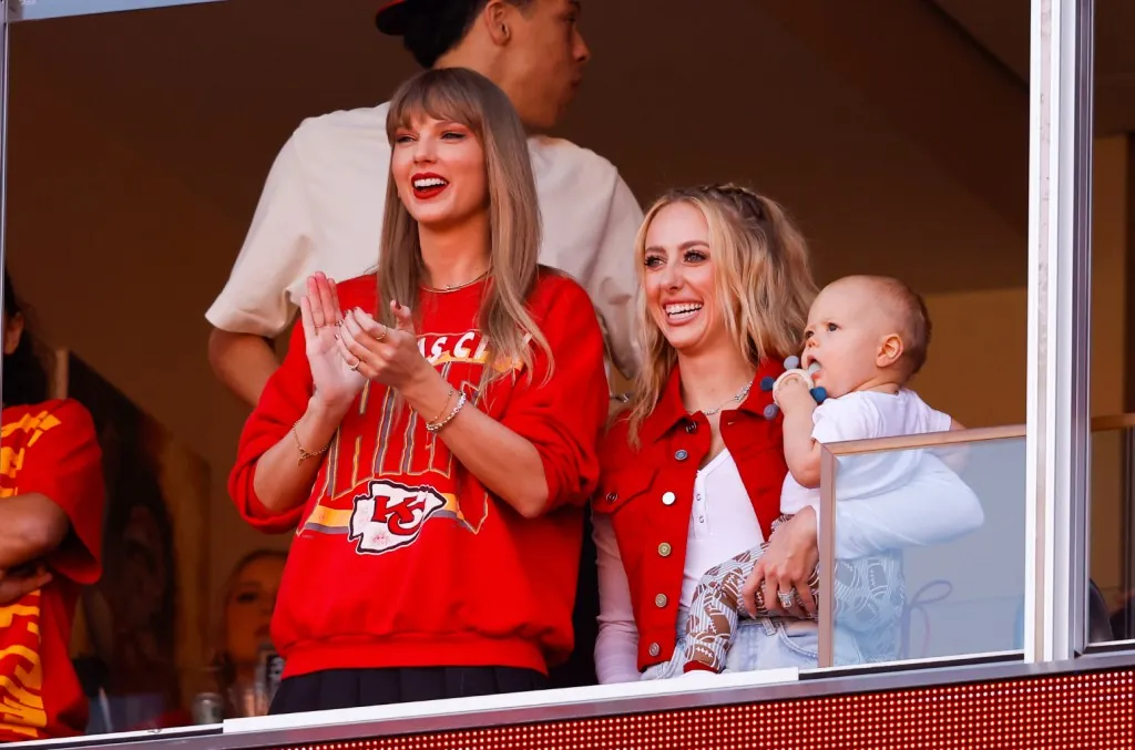 taylor-swift-cozies-up-with-brittany-mahomes-&-more-nfl-wives-in-new pics