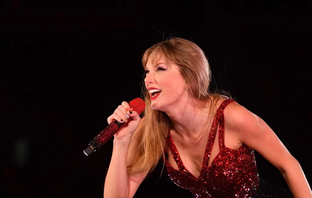 watch-taylor-swift-change-‘karma’-lyrics-in-argentina-to-shout-out-travis-kelce