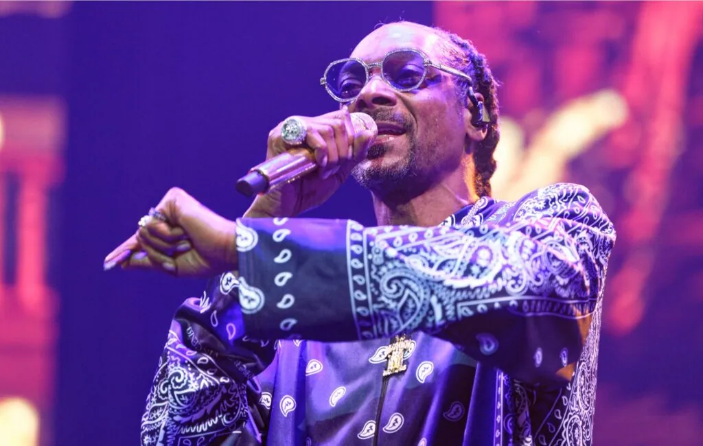 snoop-dogg-hasn’t-given-up-weed-–-but-he’s-in-a-new-advert-for-a-smokeless-stove