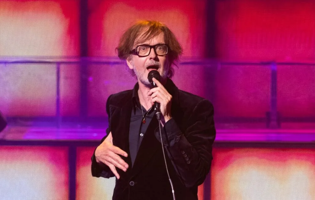 watch-jarvis-cocker-perform-in-hong-kong-with-broken-ribs