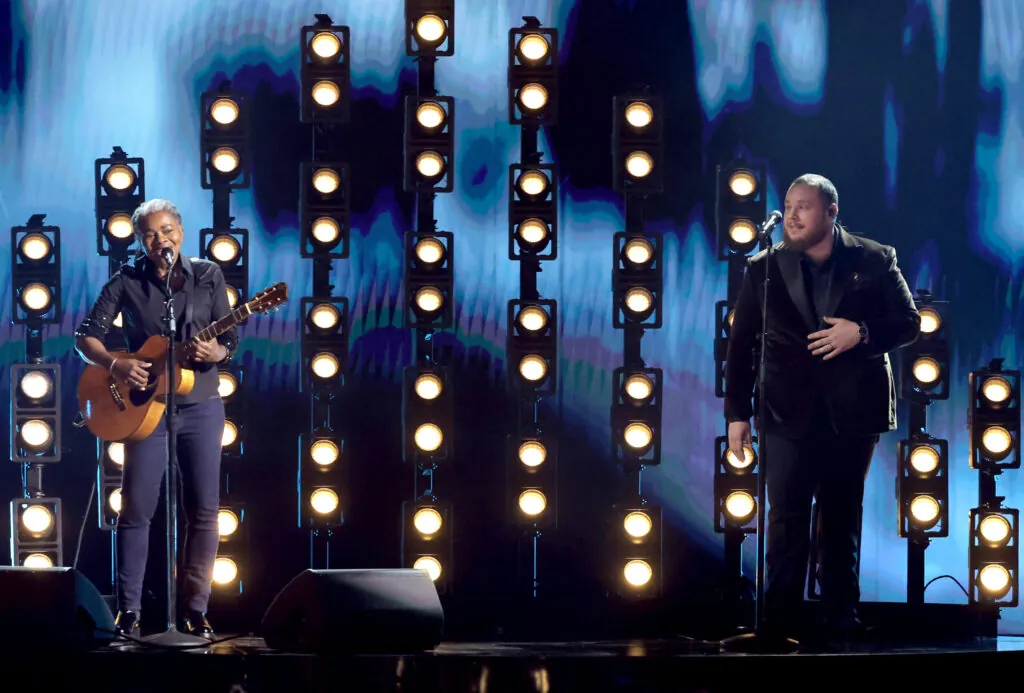 grammys-2024:-tracy-chapman-joins-luke-combs-to-perform-‘fast-car’