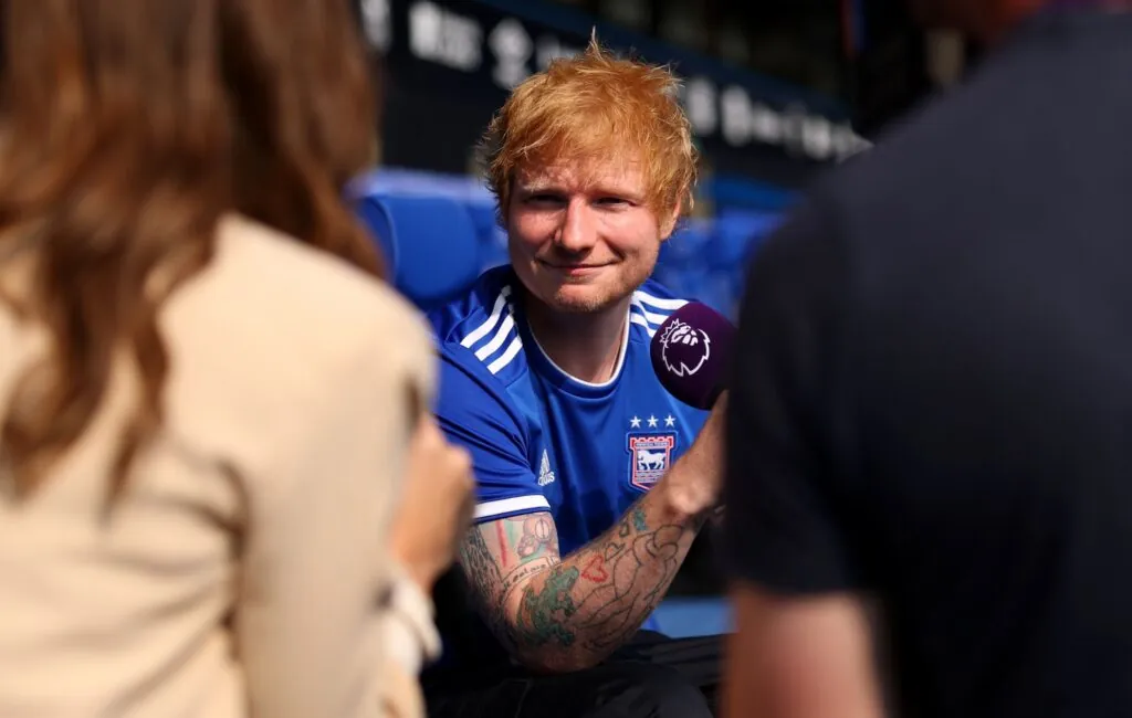 ed-sheeran-apologises-to-manchester-united-manager-ruben-amorim-for-interrupting-tv-interview 