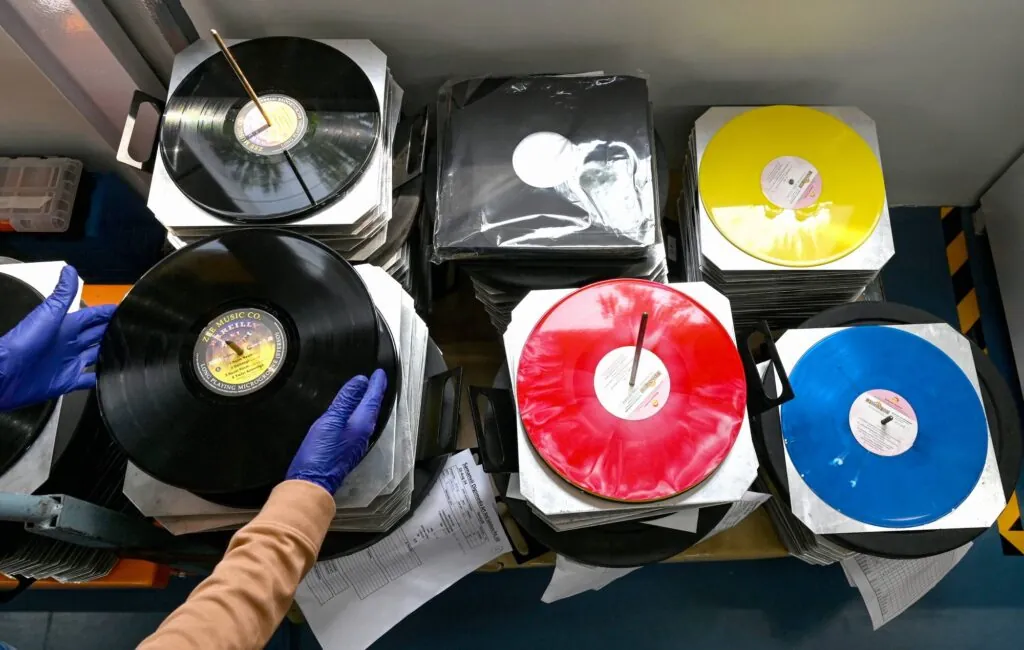 dutch-vinyl-pressing-plant-deepgrooves-announces-bankruptcy,-accused-of-“fraud”-by-artists